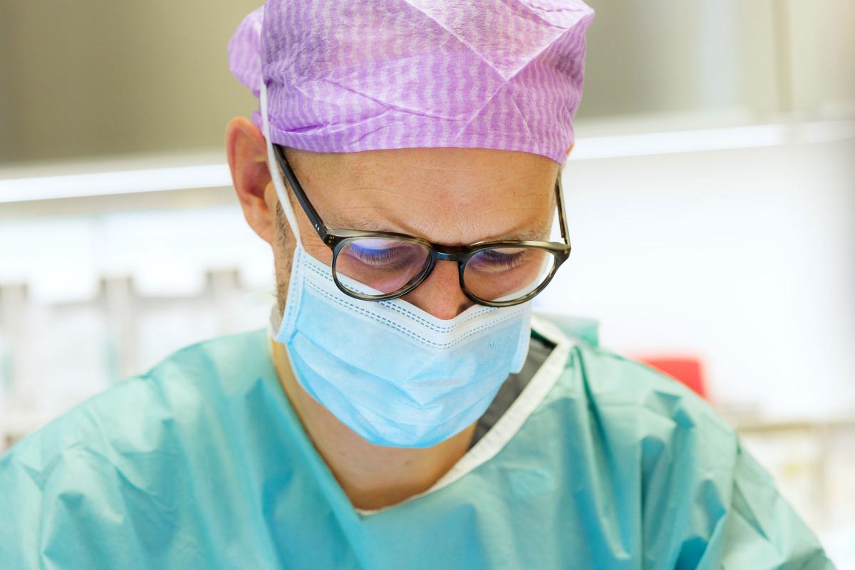 Plastischer Chirurg Till Scholz im OP-Saal am operieren